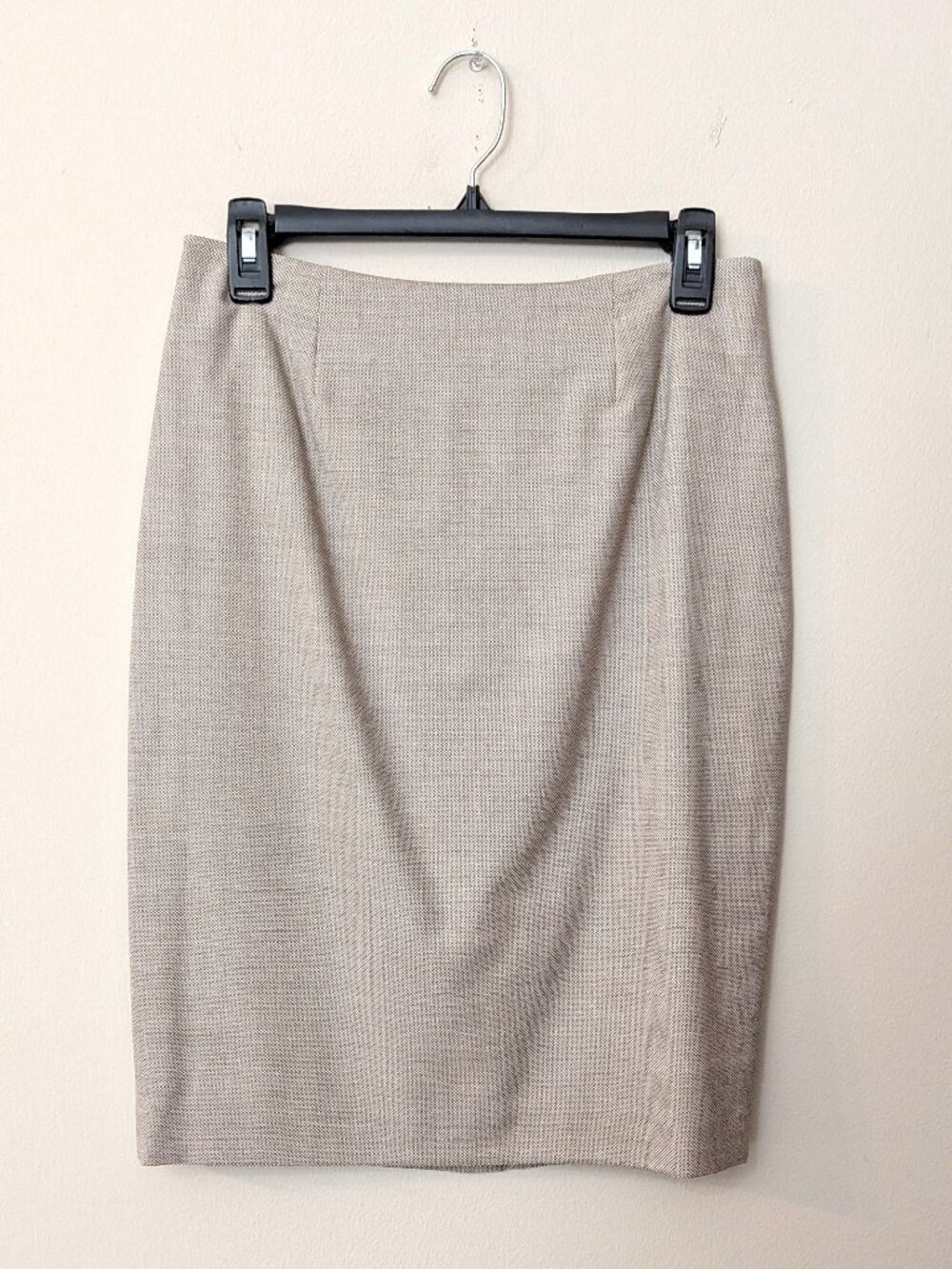 Brooks Brothers Women’s Beige Textured Italian Fabric Pencil Skirt. Size 4